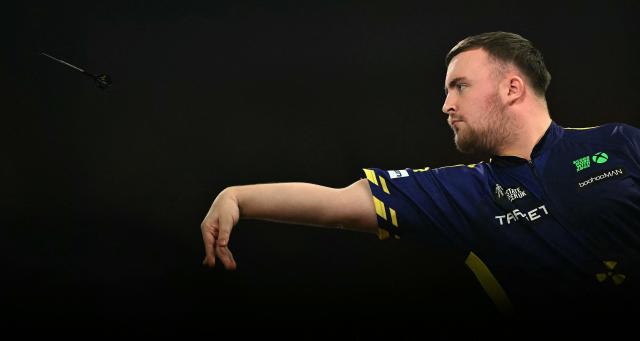 England's Luke Littler plays against England's Stephen Bunting during their PDC World Darts Championship semi-final at Alexandra Palace in London on January 2, 2025. (Photo by Ben STANSALL / AFP)