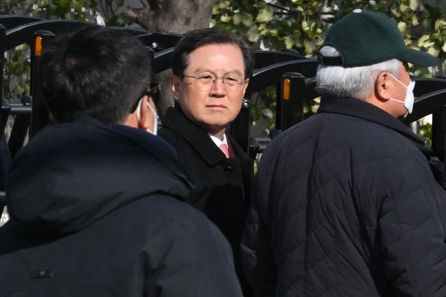 Yoon Kap-keun (C), lawyer for South Korea's impeached President Yoon Suk Yeol, arrives at Yoon Suk Yeol's residence in Seoul on January 3, 2025. South Korean investigators attempted to arrest impeached President at his residence on January 3 over a failed martial law bid, but security forces were blocking their efforts. South Korean President Yoon Suk Yeol's lawyer said Friday that investigators trying to detain the impeached leader were not acting lawfully, vowing to take further legal action against the move. (Photo by JUNG Yeon-je / AFP)