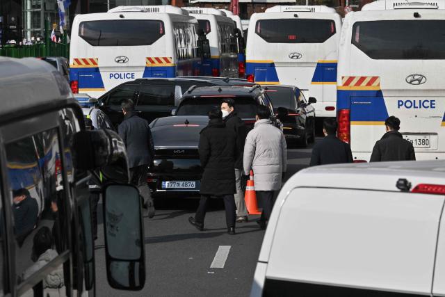 Anti-corruption investigators leave the residence of South Korea's impeached President Yoon Suk Yeol in Seoul on January 3, 2025 after calling off their attempt to arrest Yoon. South Korean investigators called off their attempt to arrest impeached President Yoon Suk Yeol at his residence Friday over a failed martial law bid, citing safety concerns after a standoff with his security team. (Photo by JUNG Yeon-je / AFP)