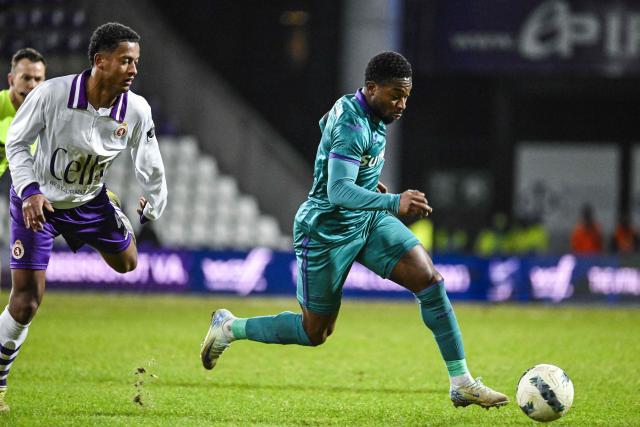 Beerschot's Brian Plat (L) fights for the ball with Anderlecht's Belgian-Ghanaian midfielder #07 Francis Amuzuu during the Belgian Cup quarter-final match between Beerschot and RSC Anderlecht, on January 9, 2025 in Antwerp. (Photo by Tom Goyvaerts / Belga / AFP) / Belgium OUT