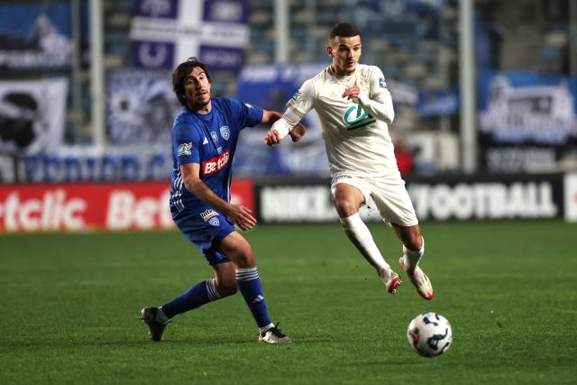 Nice's Hicham Boudaoui (R) fights for the ball with Bastia's Dominique Guidi  during the French Cup (Coupe de France) last 32 football match between SC Bastia and OGC Nice at the Stade Armand-Cesari in Furiani, Corsica, on January 14, 2025. (Photo by Pascal POCHARD-CASABIANCA / AFP)