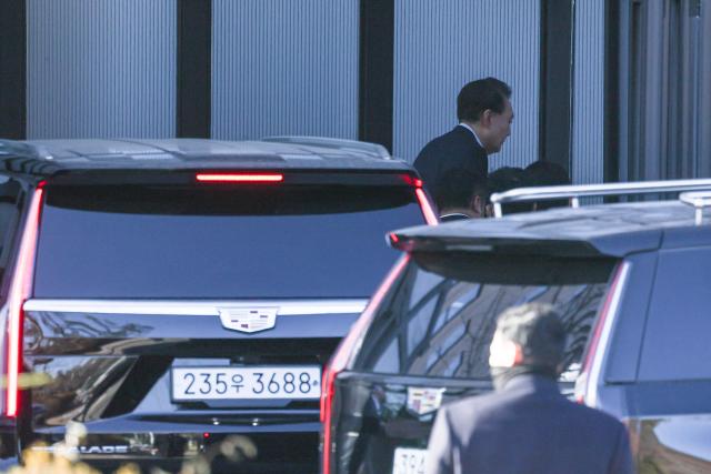 South Korean impeached President Yoon Suk Yeol arrives at the complex building housing the Corruption Investigation Office for High-ranking Officials (CIO) in Gwacheon on January 15, 2025. Yoon was arrested on January 15 over his failed martial law bid, after hundreds of anti-graft investigators and police raided his residence to end a weeks-long standoff. (Photo by KOREA POOL / AFP) / South Korea OUT