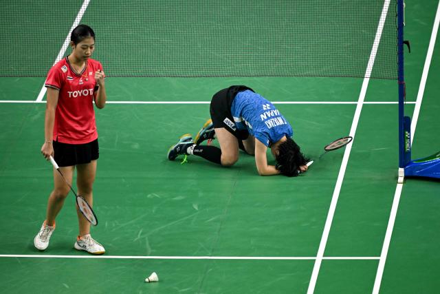 Thailand’s Pornpicha Choeikeewong (L) reacts after winning a point against Japan's Tomoka Miyazaki (R) during their women’s singles match at the Yonex-Sunrise India Open 2025 badminton tournament in New Delhi on January 15, 2025. (Photo by Money SHARMA / AFP)