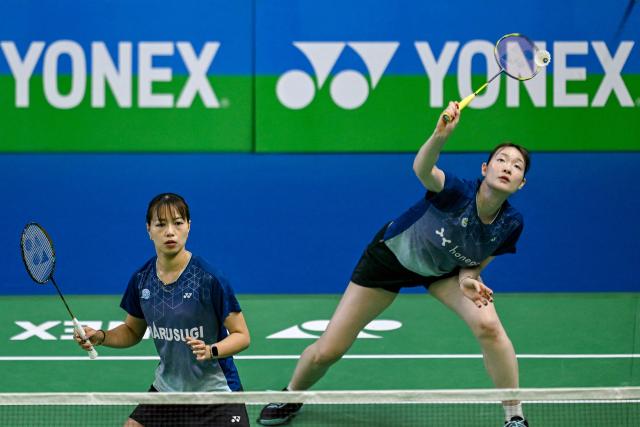 Japan’s Yuki Fukushima (L) and Mayu Matsumoto play against Poland’s Paulina Hankiewicz and Kornelia Marczak during their women’s double match at the Yonex-Sunrise India Open 2025 badminton tournament in New Delhi on January 15, 2025. (Photo by Money SHARMA / AFP)