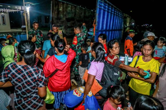 Evacuees rush to leave Sangaji Nyeku Village following the eruption of Mount Ibu in West Halmahera, North Maluku province, on January 15, 2025. Thousands of islanders are set to be evacuated after a volcano erupted in eastern Indonesia, spewing a towering column of smoke and ash into the atmosphere, officials said on January 15. (Photo by AZZAM / AFP)