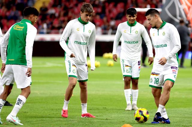 Leon's Colombian midfielder #10 James Rodríguez controls the ball (R) next to teammates Uruguayan midfielder #04 Nicolás Fonseca and defender #246 Christopher Mora during the warm-up before the Liga MX Clausura football match between Atlas and Leon at the Jalisco Stadium in Guadalajara, Jalisco State, Mexico on January 18, 2025. (Photo by Ulises Ruiz / AFP)