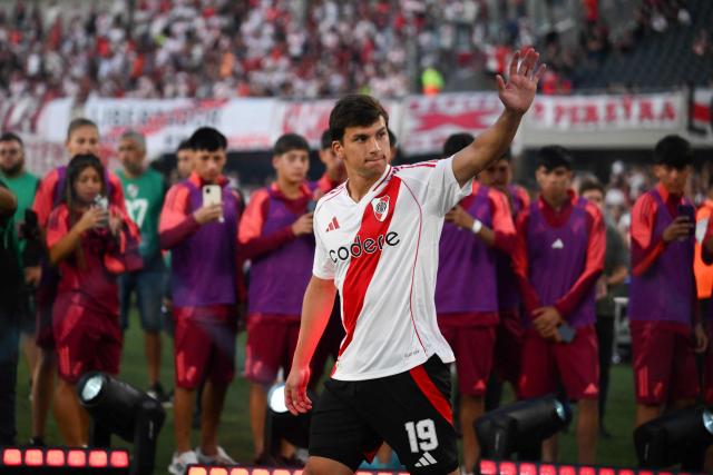 River Plate's new player Chilean forward Gonzalo Tapia waves during his presentation at Mas Monumental stadium in Buenos Aires on January 21, 2025. (Photo by LUIS ROBAYO / AFP)