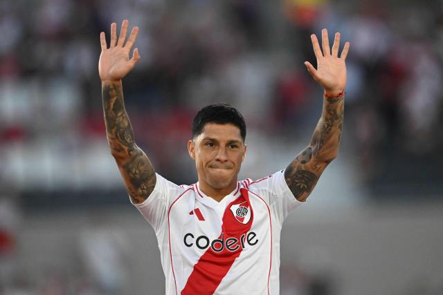 River Plate's midfielder Enzo Perez acknowledges fans during his presentation at Mas Monumental stadium in Buenos Aires on January 21, 2025. (Photo by LUIS ROBAYO / AFP)