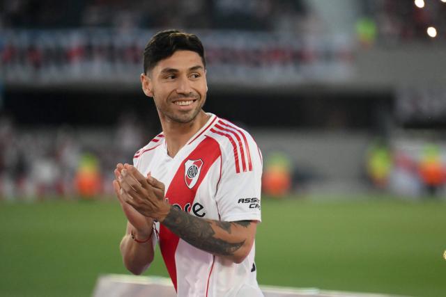 River Plate's  defender Gonzalo Montiel applauds during his presentation at Mas Monumental stadium in Buenos Aires on January 21, 2025. (Photo by LUIS ROBAYO / AFP)