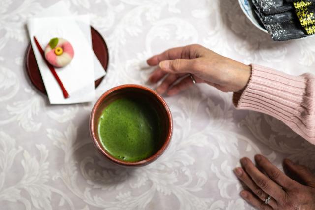 This picture taken on December 16, 2024 shows unpaid parole officer "hogoshi" Mieko Kami making tea at her apartment in Tokyo. Around 47,000 citizen volunteers known as "hogoshi" far outnumber the 1,000 salaried probation officers working in Japan. (Photo by Philip FONG / AFP) / TO GO WITH: Japan-social-crime-prison-volunteer, FEATURE by Tomohiro OSAKI