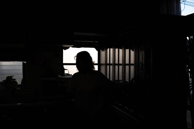 This picture taken on December 16, 2024 shows unpaid parole officer "hogoshi" Mieko Kami making tea at her apartment in Tokyo. Around 47,000 citizen volunteers known as "hogoshi" far outnumber the 1,000 salaried probation officers working in Japan. (Photo by Philip FONG / AFP) / TO GO WITH: Japan-social-crime-prison-volunteer, FEATURE by Tomohiro OSAKI