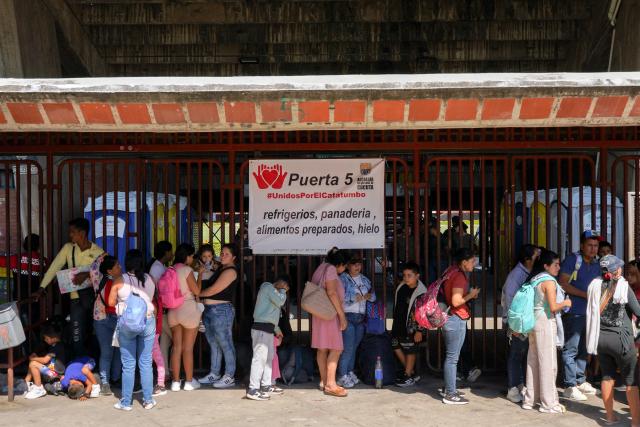 Displaced people from recent clashes between armed leftist groups queue to receive donations at General Santander Stadium in Cucuta, Norte de Santander province, Colombia, on January 21, 2025. Colombian special forces edged into guerrilla-controlled territory near the border with Venezuela Tuesday, trying to reassert state control amid violence that has forced 20,000 people to flee their homes. (Photo by YEISON PICON / AFP)