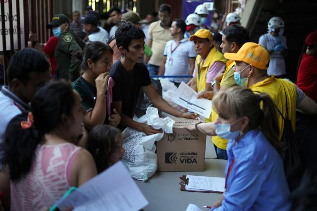 Displaced people from recent clashes between armed leftist groups receive donations at General Santander Stadium in Cucuta, Norte de Santander province, Colombia, on January 21, 2025. Colombian special forces edged into guerrilla-controlled territory near the border with Venezuela Tuesday, trying to reassert state control amid violence that has forced 20,000 people to flee their homes. (Photo by Yeison PICON / AFP)