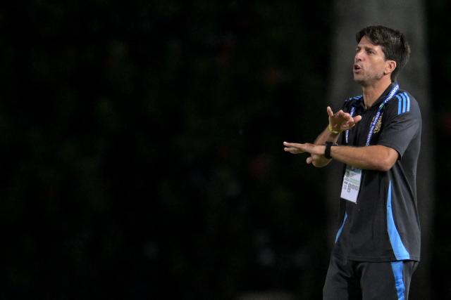 Argentina's head coach Diego Rodolfo Placente gestures during the 2025 South American U-20 football championship match between Argentina and Colombia at the Misael Delgado stadium in Valencia, Carabobo state, Venezuela on January 26, 2025. (Photo by JUAN BARRETO / AFP)