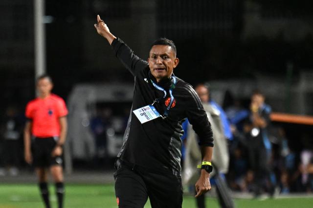 Colombia's head coach Cesar Torres gestures during the 2025 South American U-20 football championship match between Argentina and Colombia at the Misael Delgado stadium in Valencia, Carabobo state, Venezuela on January 26, 2025. (Photo by Juan BARRETO / AFP)