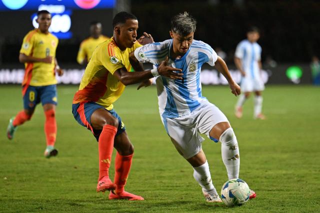 Colombia's midfielder #14 Jordan Barrera and Argentina's forward #09 Agustin Ruberto fight for the ball during the 2025 South American U-20 football championship match between Argentina and Colombia at the Misael Delgado stadium in Valencia, Carabobo state, Venezuela on January 26, 2025. (Photo by Juan BARRETO / AFP)