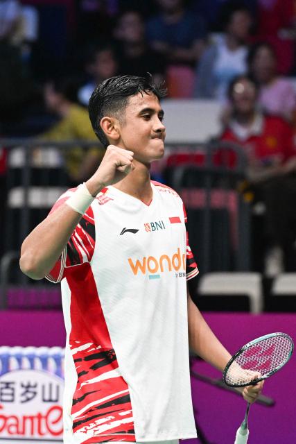 Indonesia's Alwi Farhan celebrates defeating Denmark's Anders Antonsen in their men’s singles match at the Sudirman Cup badminton championship in Xiamen, China’s southeastern province on May 1, 2025. (Photo by ADEK BERRY / AFP)