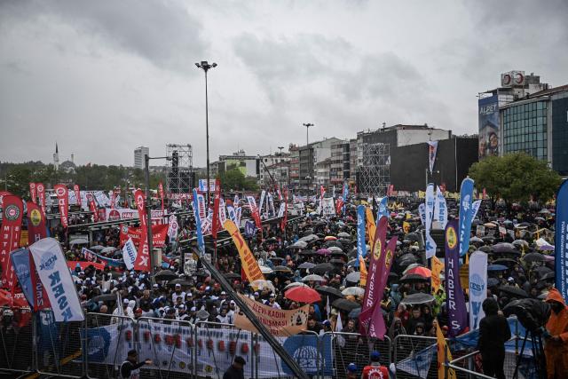 Protesters gather during a May Day (Labour Day) rally, marking International Workers' Day, in the Kadikoy district of Istanbul, on May 1, 2025. Turkish police on May 1, 2024, detained dozens of protesters attempting to tear down barricades in different districts of Istanbul after authorities banned May 1 rallies at the city's main Taksim Square. (Photo by Ozan KOSE / AFP)