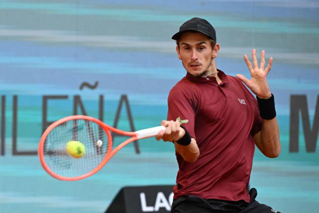 Italy's Matteo Arnaldi returns a forehand to Great Britain's Jack Draper during their 2025 ATP Tour Madrid Open tennis tournament quarter-final singles match at the Caja Magica in Madrid, on May 1, 2025. (Photo by JAVIER SORIANO / AFP)