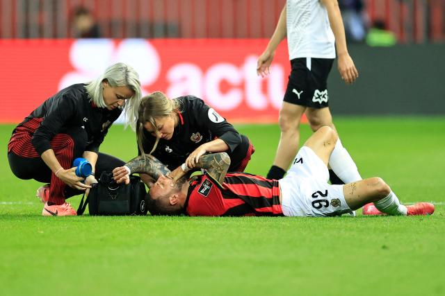 Nice's French defender #92 Jonathan Clauss receives medical attention as he lies injured on the pitch during the French L1 football match between OGC Nice and Stade de Reims at the Allianz Riviera Stadium in Nice, south-eastern France, on May 2, 2025. (Photo by Valery HACHE / AFP)