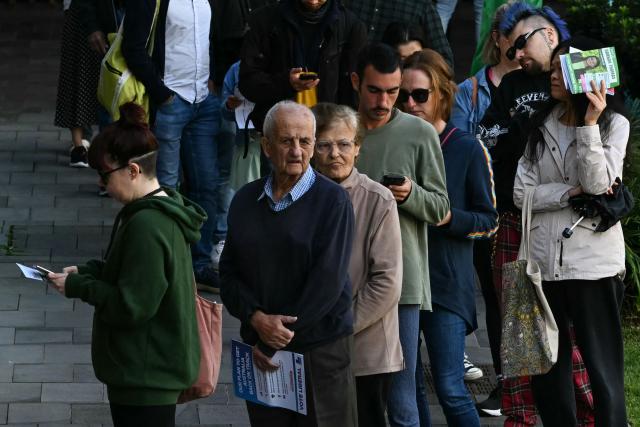 People queue to vote in Australia's general election in the suburb of Marrickville in Sydney on May 3, 2025. Australians began voting on May 3 in a bitterly contested general election, deciding a contest shaped by living costs, climate anxiety and US President Donald Trump's tariffs. (Photo by Saeed KHAN / AFP)