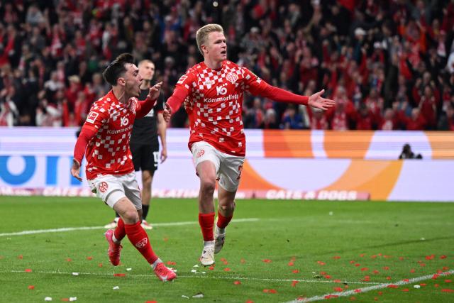 Mainz' German forward #29 Jonathan Burkardt (R) celebrates scoring the 1-1 goal with his teammates during the German first division Bundesliga football match between 1 FSV Mainz 05 and Eintracht Frankfurt in Mainz, western Germany on May 4, 2025. (Photo by Kirill KUDRYAVTSEV / AFP) / DFL REGULATIONS PROHIBIT ANY USE OF PHOTOGRAPHS AS IMAGE SEQUENCES AND/OR QUASI-VIDEO