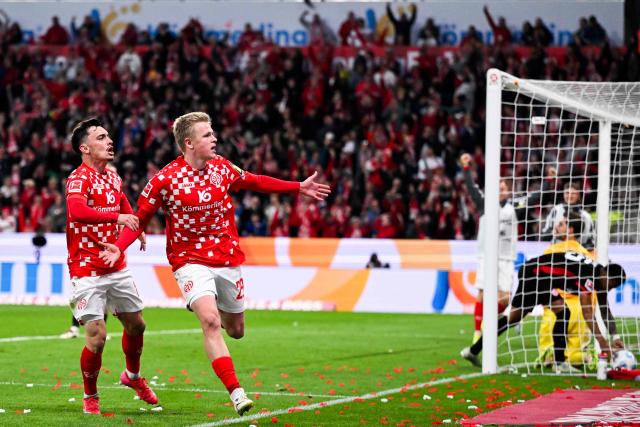 Mainz' German forward #29 Jonathan Burkardt (R) celebrates scoring the 1-1 goal with his teammates during the German first division Bundesliga football match between 1 FSV Mainz 05 and Eintracht Frankfurt in Mainz, western Germany on May 4, 2025. (Photo by Kirill KUDRYAVTSEV / AFP) / DFL REGULATIONS PROHIBIT ANY USE OF PHOTOGRAPHS AS IMAGE SEQUENCES AND/OR QUASI-VIDEO