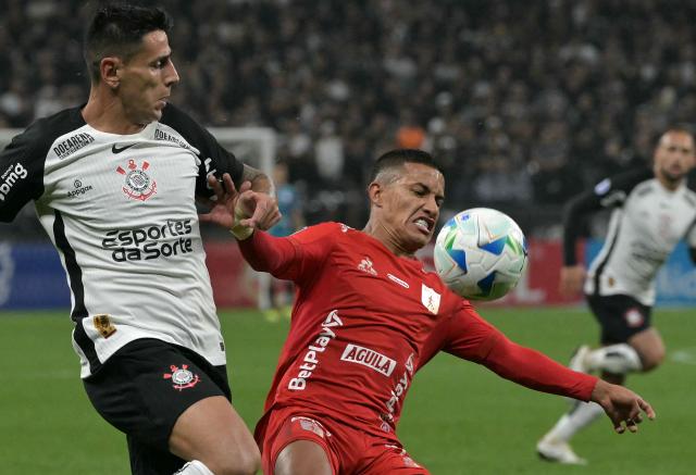 Corinthians' defender #26 Fabrizio German and America de Cali's forward #07 Cristian Barrios fight for the ball during the Copa Sudamericana group stage football match between Brazil's Corinthians and Colombia's America de Cali at the Neo Quimica Arena stadium in Sao Paulo, Brazil on May 6, 2025. (Photo by NELSON ALMEIDA / AFP)