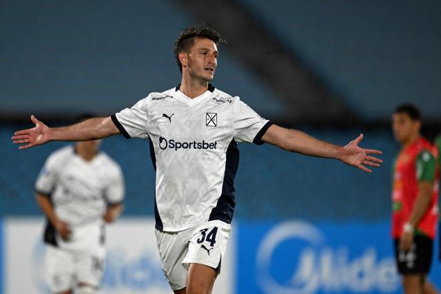 Independiente's forward #34 Matias Gimenez celebrates after scoring his team's fourth goal during the Copa Sudamericana group stage football match between Uruguay's Boston River and Argentina's Independiente at the Centenario stadium in Montevideo on May 6, 2025. (Photo by Eitan ABRAMOVICH / AFP)