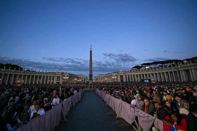 TOPSHOT - Faithful gather as they wait for the smoke to rise from the chimney on the Sistine Chapel as conclave to elect a new Pope starts, at St Peter's Square in The Vatican, on May 7, 2025. (Photo by Stefano Rellandini / AFP)