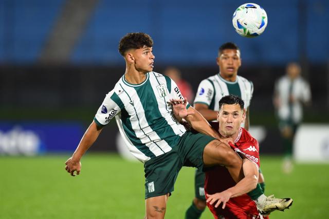 Racing's midfielder #06 Thiago Espinosa (L) and Huracan's defender #24 Tomas Guidara fight for the ball during the Copa Sudamericana group stage football match between Uruguay's Racing and Argentina's Huracan at the Centenario stadium in Montevideo on May 8, 2025. (Photo by DANTE FERNANDEZ / AFP)