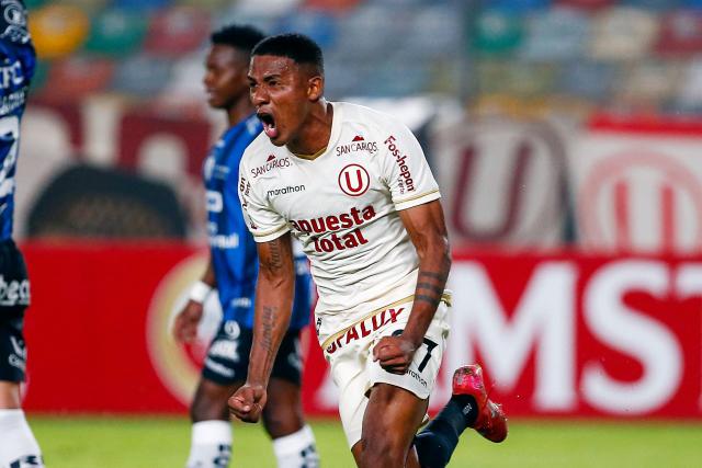 Universitario's Ecuadorian midfielder #27 Jose Carabali celebrates scoring his team's first goal during the Copa Libertadores group stage first round football match between Peru's Universitario de Lima and Ecuador's Independiente del VAlle at the Monumental "U" Marathon stadium in Lima, on May 8, 2025. (Photo by STRINGER / AFP)