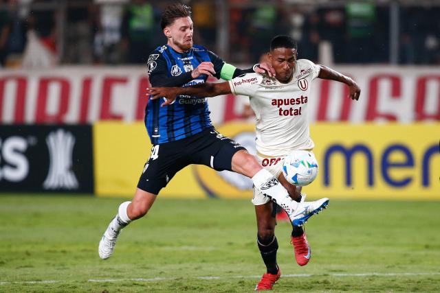 Independiente del Valle's Argentine defender #14 Mateo Carabajal and Universitario's Ecuadorian midfielder #27 Jose Carabali fight for the ball during the Copa Libertadores group stage first round football match between Peru's Universitario de Lima and Ecuador's Independiente del Valle at the Monumental "U" Marathon stadium in Lima, on May 8, 2025. (Photo by STRINGER / AFP)