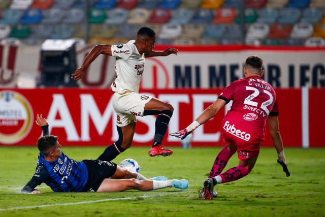 Independiente del Valle's Argentine defender #23 Thiago Santamaria, Universitario's Ecuadorian midfielder #27 Jose Carabali and Independiente del Valle's Argentine goalkeeper #22 Guido Villar fight for the ball during the Copa Libertadores group stage first round football match between Peru's Universitario de Lima and Ecuador's Independiente del Valle at the Monumental "U" Marathon stadium in Lima, on May 8, 2025. (Photo by STRINGER / AFP)
