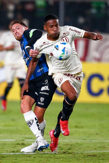 Independiente del Valle's Argentine defender #14 Mateo Carabajal and Universitario's Ecuadorian midfielder #27 Jose Carabali fight for the ball during the Copa Libertadores group stage first round football match between Peru's Universitario de Lima and Ecuador's Independiente del Valle at the Monumental "U" Marathon stadium in Lima, on May 8, 2025. (Photo by STRINGER / AFP)