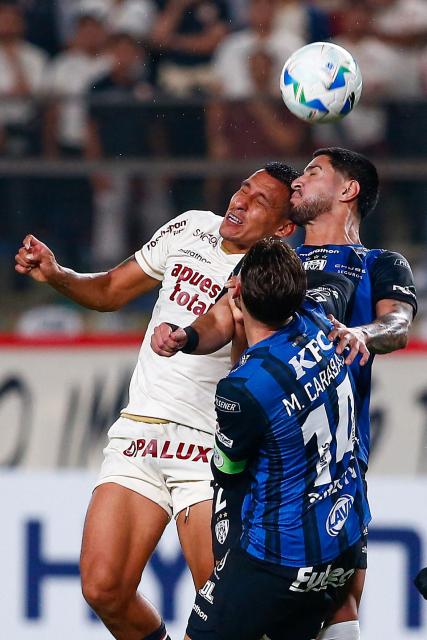 Universitario's Ecuadorian midfielder #27 Jose Carabali, Independiente del Valle's Argentine defender #14 Mateo Carabajal and Independiente del Valle's Paraguayan defender #02 Luis Zarate fight for the ball during the Copa Libertadores group stage first round football match between Peru's Universitario de Lima and Ecuador's Independiente del Valle at the Monumental "U" Marathon stadium in Lima, on May 8, 2025. (Photo by STRINGER / AFP)