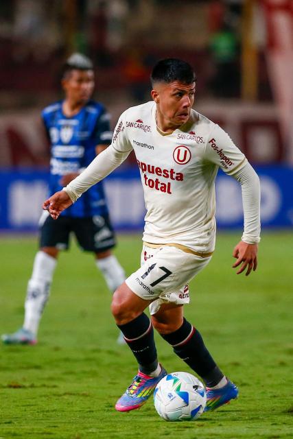 Universitario's midfielder #17 Jairo Concha controls the ball during the Copa Libertadores group stage first round football match between Peru's Universitario de Lima and Ecuador's Independiente del Valle at the Monumental "U" Marathon stadium in Lima, on May 8, 2025. (Photo by STRINGER / AFP)
