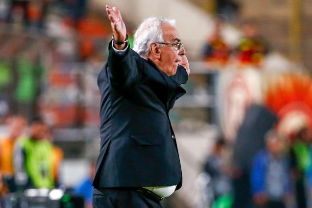 Universitario's Uruguayan head coach Jorge Fossati gestures during the Copa Libertadores group stage first round football match between Peru's Universitario de Lima and Ecuador's Independiente del Valle at the Monumental "U" Marathon stadium in Lima, on May 8, 2025. (Photo by STRINGER / AFP)