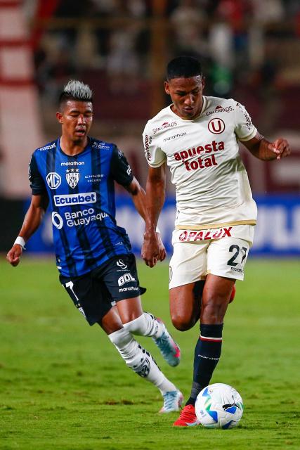 Independiente del Valle's forward #17 Aron Rodriguez and Universitario's Ecuadorian midfielder #27 Jose Carabali fight for the ball during the Copa Libertadores group stage first round football match between Peru's Universitario de Lima and Ecuador's Independiente del Valle at the Monumental "U" Marathon stadium in Lima, on May 8, 2025. (Photo by STRINGER / AFP)