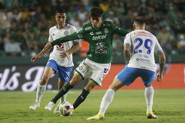 Leon's midfielder #31 Sebastian Santos and Cruz Azul's Argentine forward #29 Rodolfo Rotondi fight for the ball during the Liga MX Clausura tournament quarter-final first leg football match between Leon and Cruz Azul, at the Leon (Nou Camp) stadium in Leon, state of Guanajuato, Mexico on May 8, 2025. (Photo by Mario ARMAS / AFP)