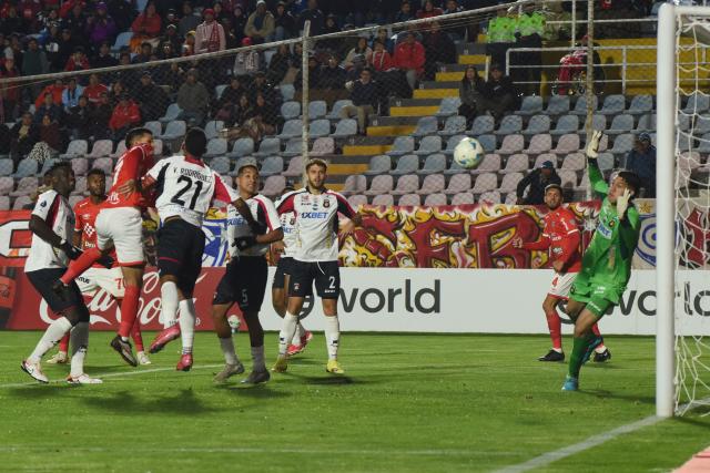 Cienciano's forward #17 Osnar Noronha (2nd-L) heads the ball and scores a goal during the Copa Sudamericana group stage football match between Peru's Cienciano and Venezuela's Caracas FC at the Inca Garcilaso de la Vega stadium in Cusco, Peru on May 8, 2025. (Photo by Ivan FLORES / AFP)