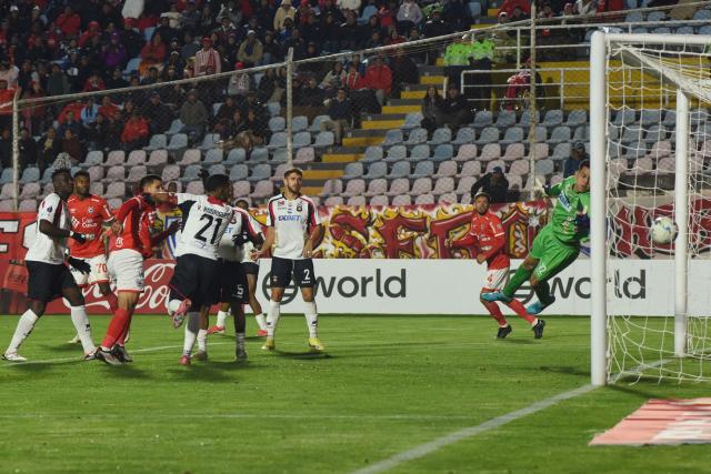 Cienciano's forward #17 Osnar Noronha (2nd-L) heads the ball and scores a goal during the Copa Sudamericana group stage football match between Peru's Cienciano and Venezuela's Caracas FC at the Inca Garcilaso de la Vega stadium in Cusco, Peru on May 8, 2025. (Photo by Ivan FLORES / AFP)