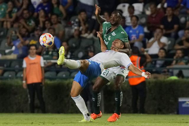 Cruz Azul's Greek forward #11 Giorgos Giakoumakis and Leon's Colombian defender #21 Jaine Barreiro fight for the ball during the Liga MX Clausura tournament quarter-final first leg football match between Leon and Cruz Azul, at the Leon (Nou Camp) stadium in Leon, state of Guanajuato, Mexico on May 8, 2025. (Photo by Mario ARMAS / AFP)