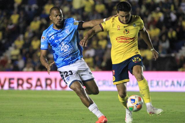 Pachuca's Venezuelan forward #23 Salomon Rondon and America's defender #29 Ramon Juarez fight for the ball during the Liga MX Clausura tournament quarter-final second leg football match between America and Pachuca at the Sports City Stadium in Mexico City on May 10, 2025. (Photo by Victor Cruz / AFP)