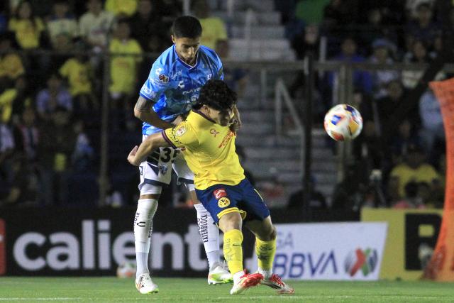 Pachuca's defender #35 Jose Ernesto Berlanga and America's US forward #17 Alejandro Zendejas fight for the ball during the Liga MX Clausura tournament quarter-final second leg football match between America and Pachuca at the Sports City Stadium in Mexico City on May 10, 2025. (Photo by Victor Cruz / AFP)