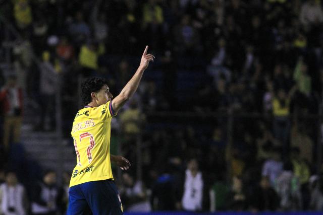 America's US forward #17 Alejandro Zendejas celebrates with teammates after scoring his team's first goal during the Liga MX Clausura tournament quarter-final second leg football match between America and Pachuca at the Sports City Stadium in Mexico City on May 10, 2025. (Photo by Victor Cruz / AFP)