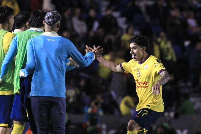 America's US forward #17 Alejandro Zendejas (R) celebrates with teammates after scoring his team's first goal during the Liga MX Clausura tournament quarter-final second leg football match between America and Pachuca at the Sports City Stadium in Mexico City on May 10, 2025. (Photo by Victor Cruz / AFP)