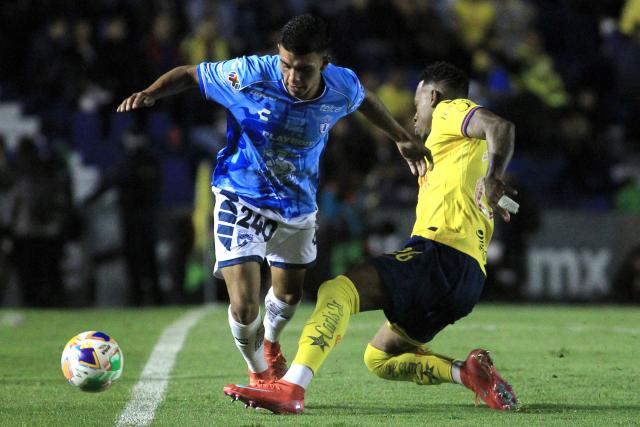 Pachuca's midfielder #240 Juan Sigala and America's Colombian defender #26 Cristian Borja fight for the ball during the Liga MX Clausura tournament quarter-final second leg football match between America and Pachuca at the Sports City Stadium in Mexico City on May 10, 2025. (Photo by Victor Cruz / AFP)