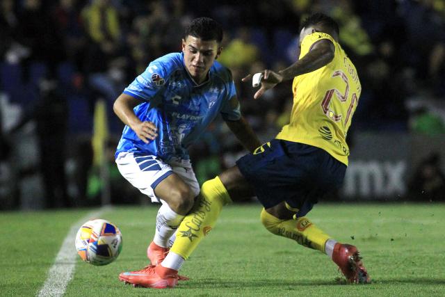 Pachuca's midfielder #240 Juan Sigala and America's Colombian defender #26 Cristian Borja fight for the ball during the Liga MX Clausura tournament quarter-final second leg football match between America and Pachuca at the Sports City Stadium in Mexico City on May 10, 2025. (Photo by Victor Cruz / AFP)