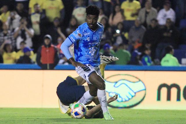 America's forward #21 Henry Martin and Pachuca's Brazilian defender #04 Eduardo fight for the ball during the Liga MX Clausura tournament quarter-final second leg football match between America and Pachuca at the Sports City Stadium in Mexico City on May 10, 2025. (Photo by Victor Cruz / AFP)
